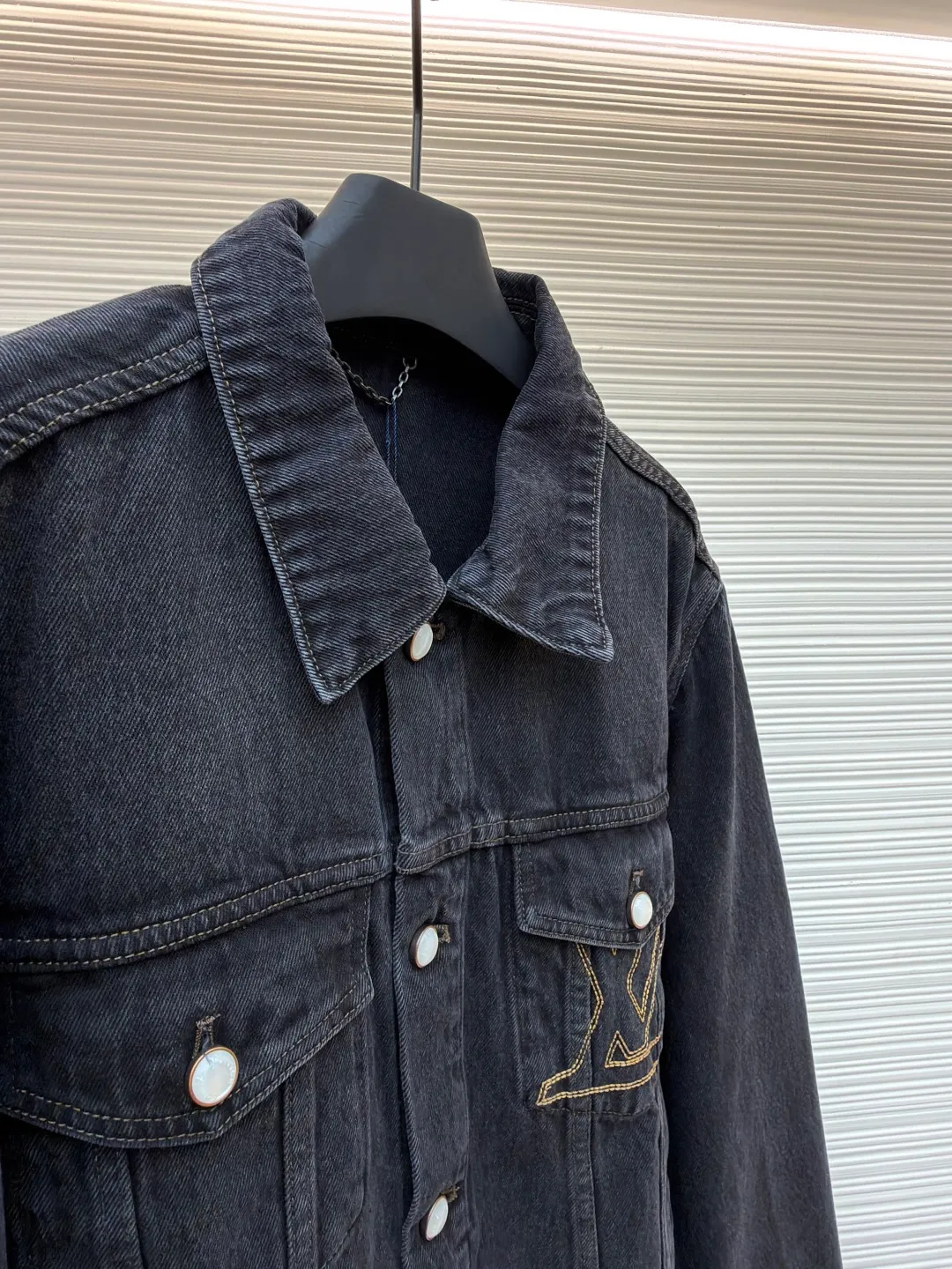 LOUIS VUITTON sand-washed embroidered denim jacket ●Original version: purchased and developed by 16217 ●Item number: 1681019-B55 ●Fabric: denim fabric ●Technology: washed embroidery production ●Version: fitted version ●Weight: about 1055 grams ●Size: 46-48-50-52 ●Description: Made of high-quality cow fabric, with clear and crisp texture, good wear resistance and breathability, comfortable and durable to wear; the brand logo embroidery on the chest adopts precise embroidery technology, the embroidery thread is full and tough, the stitches are fine and even, and the pattern outline is clear and three-dimensional; metal buttons and rivets It is made of high-quality hardware material, and the surface has been finely polished and plated. The color is bright and not easy to oxidize and fall off, and the combination with the denim fabric is strong and reliable; the jacket has a classic and elegant lapel shape, neat and smooth tailoring, which fits the body shape without losing a sense of leisure; the high-waist design firmly locks the waistline, instantly optimizing the body proportions and modifying the leg shape. The overall wiring is straight and delicate, the fabric is comfortable and soft, and the color is consistent without color difference. It can be matched with the same style to create a fashionable look and control various occasions. Customized accessories, complete with three standards, same style for men and women!